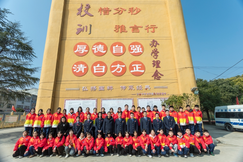 本段落深入探討鹽在歷史上的經濟與政治影響力，特別是鹽稅如何引發法國大革命和印度「鹽進軍」等重大歷史事件。同時，也簡述了鹽對哥倫布航海的資助作用，並提及全球鹽業生產的現狀與技術特點。